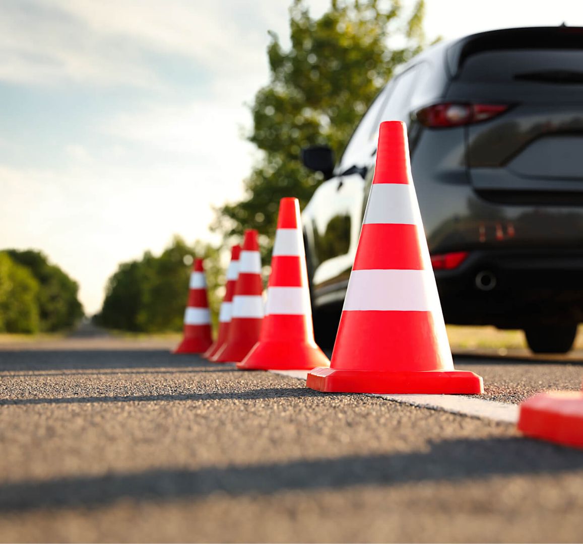 Straßenkegel aufgestellt in Reihe