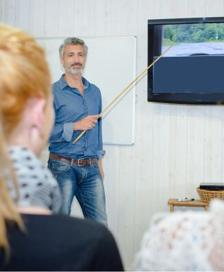 Ein Mann hält einen Vortrag vor einer Klasse