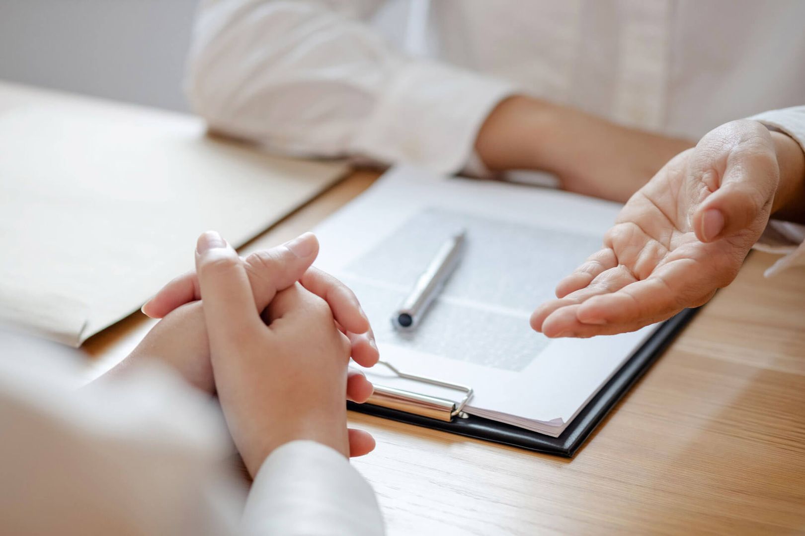 Zwei Personen bei einer Besprechung