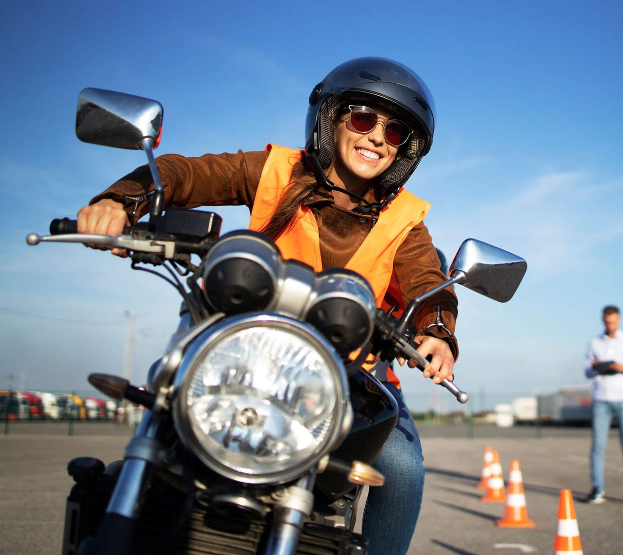 Eine Motorradfahrerin während der Fahrt