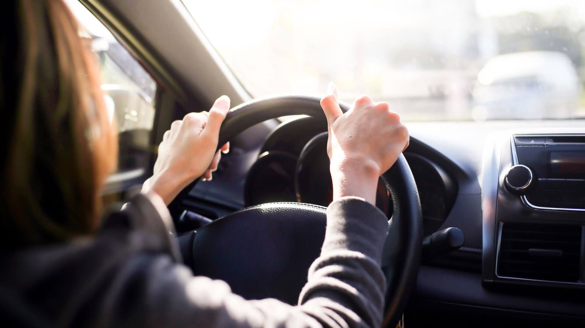 Eine Frau beim Auotfahren