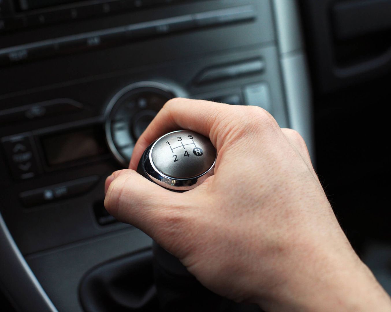 Eine Person greift einen Wählhebel